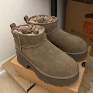 UGG (Size 7) Mini Heights Platform
